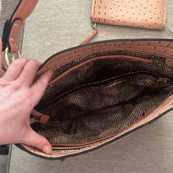 NWOT no brand name pink handbag and matching accordion wallet. - Picture 3 of 8